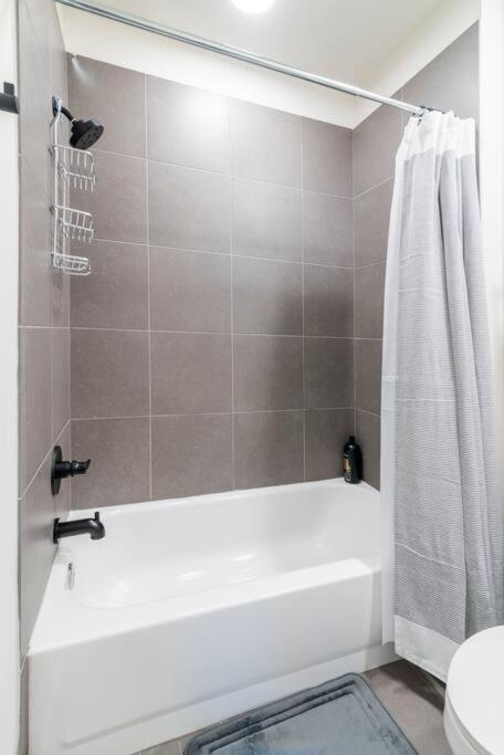 Charming Cozy Apartment With Wi-Fi & Free Parking Charlotte Extérieur photo